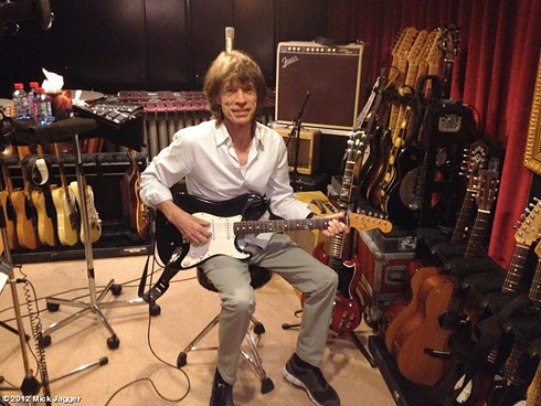 Мик Джаггер в студии в Париже, август 2012 г. Фото из личного Твиттера музыканта