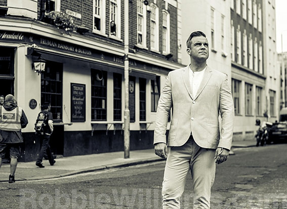 Robbie Williams на съемках клипа Candy (2012). robbiewilliams.com